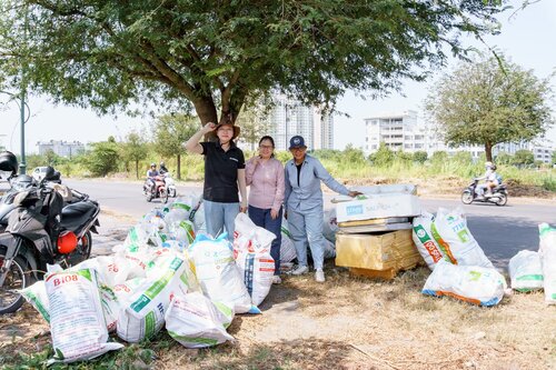 Cleanup activity in Thu Thiem, HCMC, Vietnam, organized by Laiday Refill and LoopNet Asia in April, with 34 volunteers collecting a total of 524 kgs of waste.
