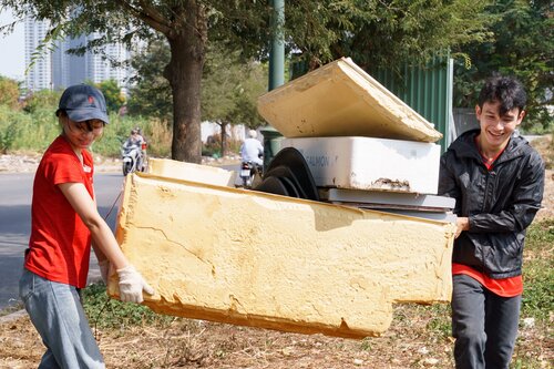 Cleanup activity in Thu Thiem, HCMC, Vietnam, organized by Laiday Refill and LoopNet Asia in April, with 34 volunteers collecting a total of 524 kgs of waste.