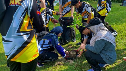 Highest appreciation and heartfelt thanks are extended to the co-organisers, Majlis Daerah Batu Gajah, as well as our strategic partners, KEMAS Parliament Gopeng, PERKIM Batu Gajah Branch, and Kolej Komuniti Batu Gajah, for their invaluable commitment, cooperation, support, and contributions in making the Green Generation Programme in conjunction with Earth Day 2026 a success, held at Taman Rekreasi Madani, Taman Tanjak, Batu Gajah, Perak, Malaysia.

This strong collaboration reflects the spirit of togetherness, social responsibility, and shared commitment in fostering public awareness on the importance of environmental conservation and sustaining our planet for future generations.

Indeed, the success of this programme is the result of the collective efforts of all parties who worked hand in hand, sharing expertise, energy, and ideas to realise the common goal of nurturing a more environmentally conscious community, in line with the aspirations of sustainable development.

May this strategic partnership continue to grow stronger in the future, paving the way for more green initiatives that will bring meaningful benefits to both society and the environment.