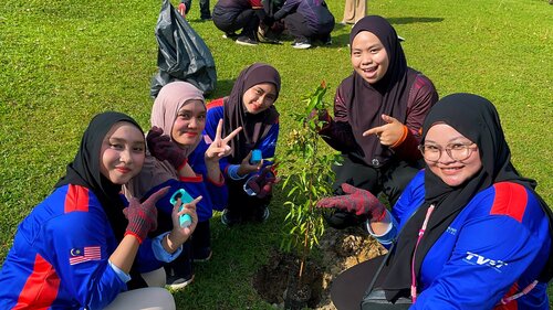Highest appreciation and heartfelt thanks are extended to the co-organisers, Majlis Daerah Batu Gajah, as well as our strategic partners, KEMAS Parliament Gopeng, PERKIM Batu Gajah Branch, and Kolej Komuniti Batu Gajah, for their invaluable commitment, cooperation, support, and contributions in making the Green Generation Programme in conjunction with Earth Day 2026 a success, held at Taman Rekreasi Madani, Taman Tanjak, Batu Gajah, Perak, Malaysia.

This strong collaboration reflects the spirit of togetherness, social responsibility, and shared commitment in fostering public awareness on the importance of environmental conservation and sustaining our planet for future generations.

Indeed, the success of this programme is the result of the collective efforts of all parties who worked hand in hand, sharing expertise, energy, and ideas to realise the common goal of nurturing a more environmentally conscious community, in line with the aspirations of sustainable development.

May this strategic partnership continue to grow stronger in the future, paving the way for more green initiatives that will bring meaningful benefits to both society and the environment.