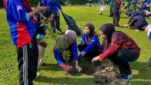 Highest appreciation and heartfelt thanks are extended to the co-organisers, Majlis Daerah Batu Gajah, as well as our strategic partners, KEMAS Parliament Gopeng, PERKIM Batu Gajah Branch, and Kolej Komuniti Batu Gajah, for their invaluable commitment, cooperation, support, and contributions in making the Green Generation Programme in conjunction with Earth Day 2026 a success, held at Taman Rekreasi Madani, Taman Tanjak, Batu Gajah, Perak, Malaysia.

This strong collaboration reflects the spirit of togetherness, social responsibility, and shared commitment in fostering public awareness on the importance of environmental conservation and sustaining our planet for future generations.

Indeed, the success of this programme is the result of the collective efforts of all parties who worked hand in hand, sharing expertise, energy, and ideas to realise the common goal of nurturing a more environmentally conscious community, in line with the aspirations of sustainable development.

May this strategic partnership continue to grow stronger in the future, paving the way for more green initiatives that will bring meaningful benefits to both society and the environment.