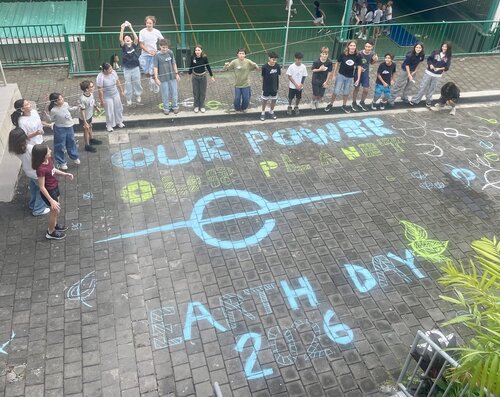 To celebrate Earth Day, our 5th grade students transformed the playground of the Lycée Français de Bali into a vibrant work of art using sidewalk chalk.

Through creativity and teamwork, they shared an important message: we all have the power to protect our planet.

Every action counts — together, we can make a difference.