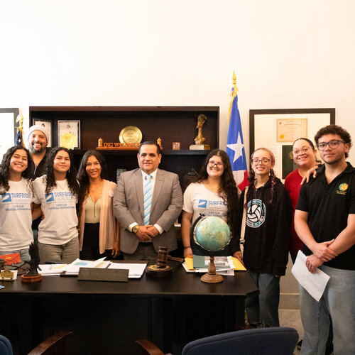 Surfrider Puerto Rico led local students, community leaders, and environmental organizations at Puerto Rico Coastal Recreation Hill Day to advocate for the protection of Bahia de Aguadilla and coastal ecosystems across Puerto Rico. Together, they met with legislators to support protections for coral reefs, mangroves, and other coastal habitats.
We’re grateful to stand alongside our student clubs, the Coalition for the Restoration of Santurcean Ecosystems (CRES), and the dedicated volunteer leaders working to protect our coasts for future generations.