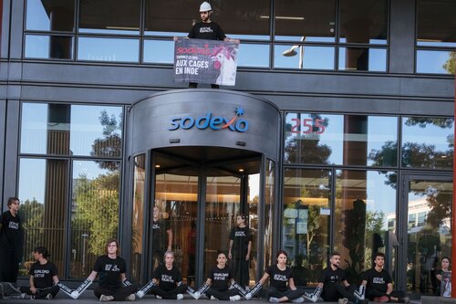 Animal Equality activists chained themselves to the headquarters of Sodexo in Paris with one clear demand: end cages for hens.

Credit: Raffaele Petralla⁩ | Animal Equality