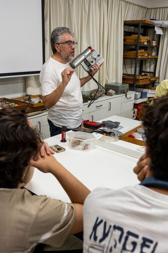 Rochas ao Microscópio: Descobre o Mundo Escondido dos Minerais. Departamento de Ciências da Terra. Carlos Galheano.  DCT