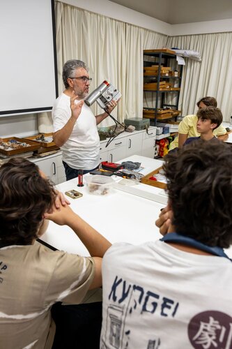 Rochas ao Microscópio: Descobre o Mundo Escondido dos Minerais. Departamento de Ciências da Terra. Carlos Galheano.  DCT
