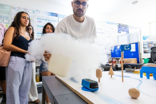 Supercondutividade: SCMaglev- comboios que levitam. Departamento de Engenharia Eletrotécnica e de Computadores, DEEC