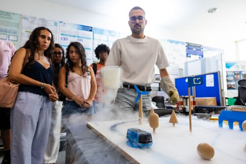 Supercondutividade: SCMaglev- comboios que levitam. Departamento de Engenharia Eletrotécnica e de Computadores, DEEC