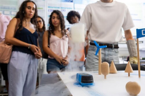 Supercondutividade: SCMaglev- comboios que levitam. Departamento de Engenharia Eletrotécnica e de Computadores, DEEC