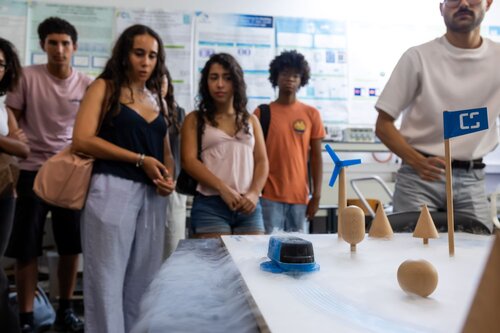 Supercondutividade: SCMaglev- comboios que levitam. Departamento de Engenharia Eletrotécnica e de Computadores, DEEC