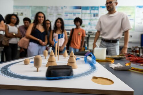 Supercondutividade: SCMaglev- comboios que levitam. Departamento de Engenharia Eletrotécnica e de Computadores, DEEC