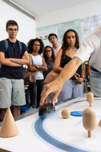 Supercondutividade: SCMaglev- comboios que levitam. Departamento de Engenharia Eletrotécnica e de Computadores, DEEC