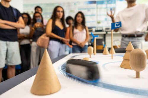Supercondutividade: SCMaglev- comboios que levitam. Departamento de Engenharia Eletrotécnica e de Computadores, DEEC