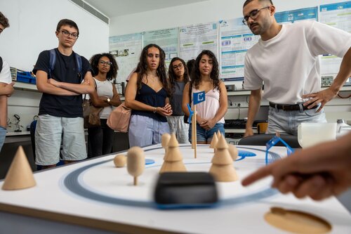 Supercondutividade: SCMaglev- comboios que levitam. Departamento de Engenharia Eletrotécnica e de Computadores, DEEC