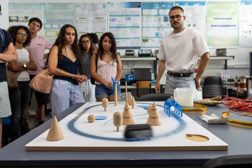 Supercondutividade: SCMaglev- comboios que levitam. Departamento de Engenharia Eletrotécnica e de Computadores, DEEC