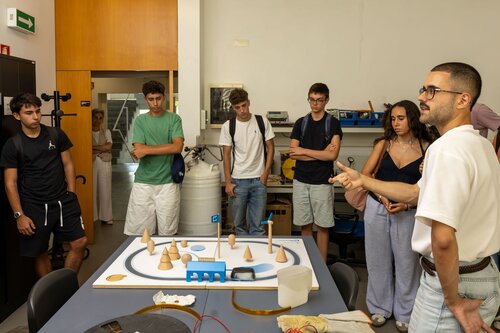 Supercondutividade: SCMaglev- comboios que levitam. Departamento de Engenharia Eletrotécnica e de Computadores, DEEC