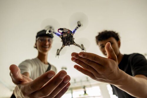 Drones. Departamento de Engenharia Eletrotécnica e de Computadores, DEEC