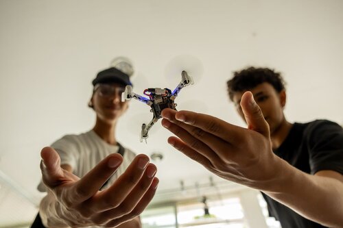 Drones. Departamento de Engenharia Eletrotécnica e de Computadores, DEEC