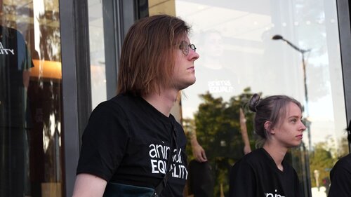 Activist chained at the doors of Sodexo in Paris