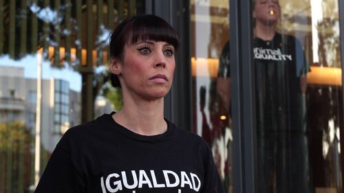 Activist chained at the doors of Sodexo in Paris