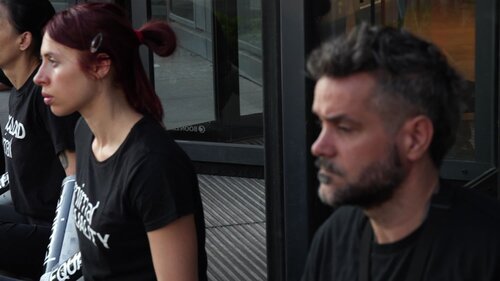 Activist chained at the doors of Sodexo in Paris