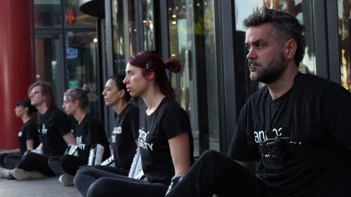 Activist chained at the doors of Sodexo in Paris