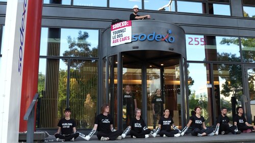 Activist chained at the doors of Sodexo in Paris