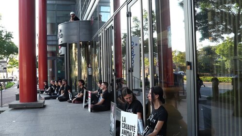 Activist chained at the doors of Sodexo in Paris