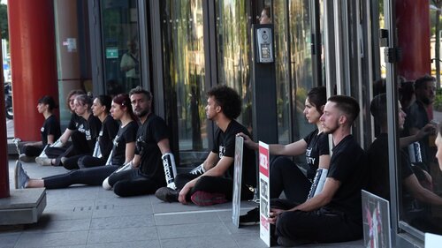 Activist chained at the doors of Sodexo in Paris