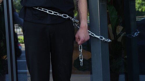 Activist chained at the doors of Sodexo in Paris