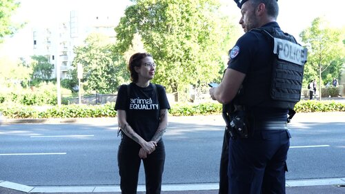 Ombretta talking with the police in Parice Sodexo action