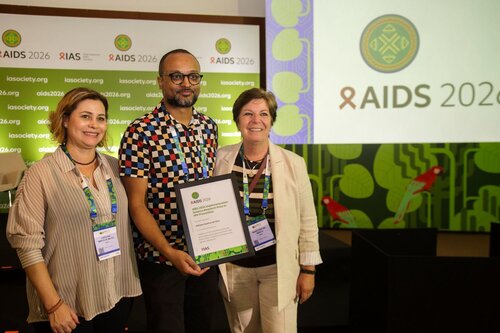 AIDS 2026, the 26th International AIDS Conference. Rio de Janeiro, Brazil.
Tuesday, 28 July 2026

OAC02. Implementation Science Research Prize in HIV Prevention in oral abstract session "From insecurity to inequity: Examining structural drivers of HIV outcomes"
In the photo: Carolina Marta de Matos, Adriano Queiroz da Silva, Maria Cristina Abbate

©️ Andréa Testoni / IAS
