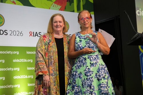 AIDS 2026, the 26th International AIDS Conference. Rio de Janeiro, Brazil.
Thursday, 30 July 2026

PL03. Breaking down silos. "Elizabeth Taylor Human Rights Award"
In the photo: Catherine Brown, Mary Ann Torres.

©️ Andréa Testoni / IAS