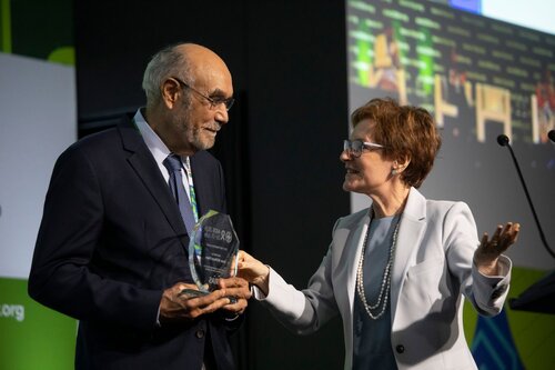 AIDS 2026, the 26th International AIDS Conference. Rio de Janeiro, Brazil.
Wednesday, 29 July 2026.

OAX11. Co-Chairs' choice session.
In the photo: Beatriz Grinsztejn awarding President’s Award to Jean William Pape.

© Felipe Varanda / IAS