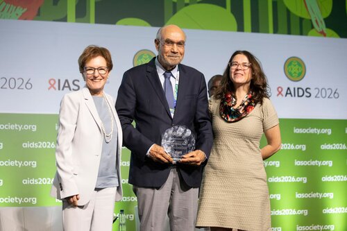 AIDS 2026, the 26th International AIDS Conference. Rio de Janeiro, Brazil.
Wednesday, 29 July 2026.

OAX11. Co-Chairs' choice session.
In the photo: Jean Willian Pape receiving the IAS President’s Award from Beatriz Grinsztejn and Claudia Cortes.

© Felipe Varanda / IAS