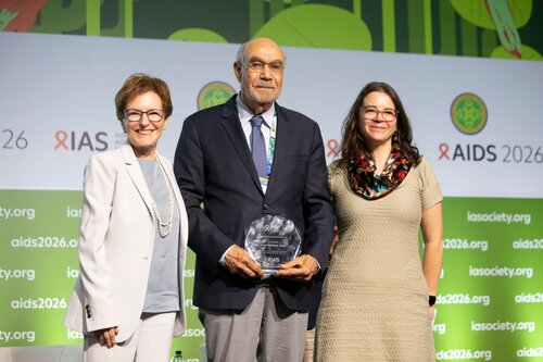 AIDS 2026, the 26th International AIDS Conference. Rio de Janeiro, Brazil.
Wednesday, 29 July 2026.

OAX11. Co-Chairs' choice session.
In the photo: Jean Willian Pape receiving the IAS President’s Award from Beatriz Grinsztejn and Claudia Cortes.

© Felipe Varanda / IAS