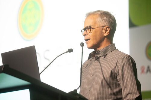 AIDS 2026, the 26th International AIDS Conference. Rio de Janeiro, Brazil.
Friday, 31 July 2026.

PL05. Rapporteur report-back session.
In the photo:Carlos Brites, Federal University of Bahia, Brazil.