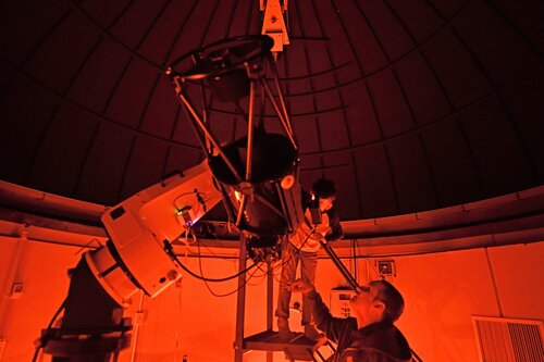 Fall Weekend, visitors view the night sky during an open house at the Olin Hall observatory Friday, October 9, 2026. Visitors were able to see the planet Saturn’s rings and moons.  (Connecticut College photos by Sean D. Elliot)