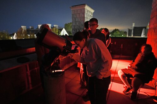 Fall Weekend, visitors view the night sky during an open house at the Olin Hall observatory Friday, October 9, 2026. Visitors were able to see the planet Saturn’s rings and moons.  (Connecticut College photos by Sean D. Elliot)